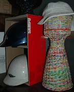 廢紙箱做成置物櫃，以及用紙編成的帽架