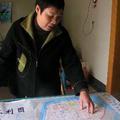 韋東英鋪開一張「蕭山區水利圖」。圖片來源：中外對話