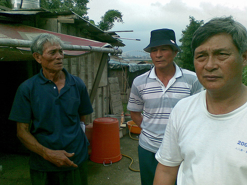 崁津部落的老人們訴說著對政府的不滿與無奈。圖片提供：李宜霖、陳寧。