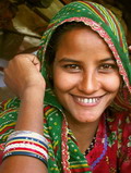 印度貧窮女性花大量時間採集木柴與牛糞。圖片來源：維基百科