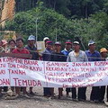肯雅族( Kenyah )原住民封鎖婆羅洲摩河上游的道路，並說「三林木材公司不能掠奪窮人的土地資源，然後轉賣給城裡的有錢人。」。圖片來源：Borneo Resources Institute