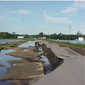 愛荷華州的道路因水患而受到嚴重破壞。圖片來源：Iowa Dept. of Transportation