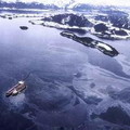 愛克森瓦拉茲所屬的油輪在1989年衝撞威廉王子海灣所造成的漏油污染。圖片來源：USGS