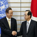 左為日本首相福田康夫（Yasuo Fukuda），右為聯合國秘書長潘基文（Ban Ki-moon）。圖片來源：UN