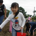 孩子用腳踏入泥土、用眼看見萬物。圖片提供：李美玲