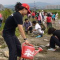 永和社大公共參與週「河邊春夢」種植水柳活動。圖片提供：廖漢威
