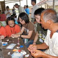 學生和當地居民一同加入串貝殼的行列，學習將漁村資源再利用。攝影：葉品妤