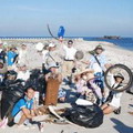 志工大展身手，清拾南岸沙灘上的垃圾。