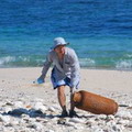 海岸廢棄物多為保特瓶、玻璃瓶，其中還有桶裝瓦斯瓶。