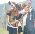 狩獵文化孕育出布農族人與自然和諧的關係，且具有重要的社會意義。圖為部落全年最大慶典「打耳祭」。圖片來源：台東縣政府