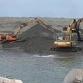 怪手正在清出大武漁港的淤沙。