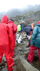 風雨中爬坡的學員。圖片來源：本報