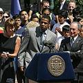 由左而起：市府交通局長薩狄克汗、嘻哈明星傑斯偕同紐約市長彭博，邀請紐約客和觀光客一起享受「夏日街道」的體驗。圖片來源：市長辦公室