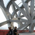 鳥巢的鋼製天溝藏身其中；圖片來源：北京奧運官方網站。