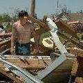在密西西里州Newtonia的一處維修間，主人在強大的颶風過後，搜尋殘留的可用資源；圖片來源：聯邦能源管理署Michael Raphael