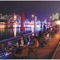 夜晚時分的愛河畔，已成為城市文化的一環；圖片來源：高雄市政府