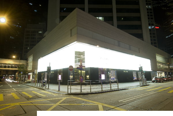 國際品牌Prada旗艦店招牌，是香港中環的「光污染」主要來源；圖片來源：香港地球之友