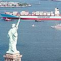 ㄧ艘貨輪進入紐約與紐澤西港 (圖片來源 : World Shipping Council)