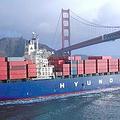 ㄧ艘貨輪穿過舊金山的金門大橋 (圖片來源 : World Shipping Council)