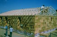 綠駝鈴在甘肅震災區推動抗震、保暖、便宜的生態建築草磚屋。圖片提供：趙中