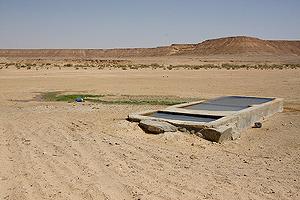 非洲撒哈拉沙漠一處深入地下水層的水井 (圖片來源 : J.R. Virtue)