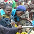 聯合國兒童基金會分發淨水給因戰爭流離失所的戈馬民眾（攝影：Julien Harneis；圖片來源UNICEF）