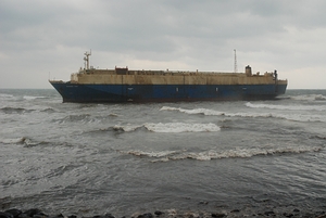 巴拿馬籍貨輪石門外海擱淺，漏油嚴重；圖片提供：環保署
