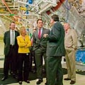 加州州長阿諾(圖中)偕George Schultz(最右)參訪「國家點燃實驗設施」（National Ignition Facility，NIF）(圖片來源 : Lawrence Livermore National Lab)
