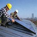 安裝太陽能板的勞工人力也是綠色經濟的一部份 (圖片來源：Environment America)