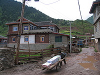 西藏罕見的電線桿只出現在人口聚集的地區。圖片提供：林穆琳