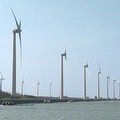 從苗栗竹南到後龍沿海，矗立起25支大型風機；圖片來源：我們的島