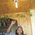 Kuyasa居民所裝設的省能燈管 。圖片提供：UN Chronicle