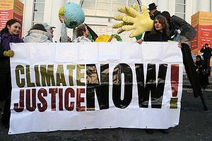 各NGO組織於聯合國氣候會談現場進行抗議。圖片來源：Photo courtesy Earth Negotiations Bulletin