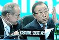 Yvo de Boer(左)為UNFCCC行政秘書處,正聽取UN Secretary General Ban Ki-moon 意見 圖片提供：Photo courtesy Earth Negotiations Bulletin
