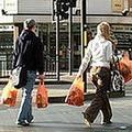 消費者正提著塑膠購物袋步出購物中心。圖片提供：Evissa。