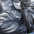 目前的垃圾袋大多是由廢舊塑膠製成，主要的成分和原來的購物袋相同，都是聚乙烯，在自然界可以長期相當穩定的存在，很難進行生物降解。圖片提供：net_efekt