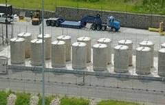 核廢料乾式貯存場。圖為美國Yankee Rowe 核能電廠用過核子燃料乾式貯存護箱。照片來源：原能會