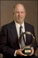 克雷格威廉斯與環保金人獎。照片來源：環保金人獎主辦單位。