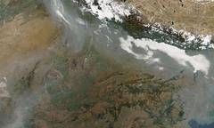 2011年12月，厚厚的懸浮微粒籠罩北印度數週，空氣濁流從喜馬拉雅山脈南面，分為兩股向南方兩道海岸線傾瀉而下 (MODIS/NASA提供)