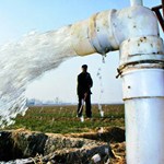 同屬華北平原的河北省農民為了抗旱抽取地下水(節錄自中國新聞周刊)