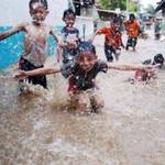 在雅加達淹水區戲水的孩童。(照片節錄自雅加達環球報/Antara Photo)