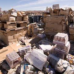 成噸的食物被丟棄在加州莫哈維沙漠的偏遠地區。圖片節錄自：Troy Paiva相本。