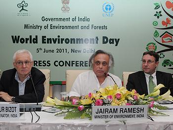 世界環境日的環境研討會。左起：聯合國駐印度協調員白利特(Patrice Couer Bizot)，環境與森林部長雷米許(Jairam Ramesh)，UNEP執行主任施泰納(Achim Steiner)。圖片來自：印度環境和森林部。
