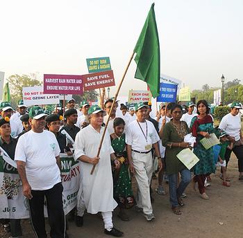 2011年6月5日環境部長雷米許揮舞旗幟，為世界環境日步行募款揭開序幕。圖片來自：印度環境和森林部。