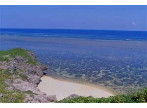 這是鳩間島的海，的確是很漂亮(圖片來源：鳩間島通信http://www.media-paradigm.co.jp/%7Ehatoma/