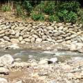 南投國姓鄉北港村五棚溪採用砌石工法，在這次72水災大水逼近堤頂，仍舊沒有受損，村長希望未來都能用生態工法來施作。
