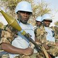 非洲士兵聯盟，聯合國在Darfur的維和部隊及後勤車隊，攝於2008/1/13；圖片來源：聯合國。
