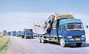 今日的絲路，中國段，重型卡車都嚴重超載，首尾相連（洪如江攝）