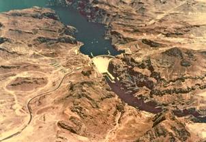 美國胡佛壩，高221公尺，蓄水352億立方公尺（洪以旼攝）