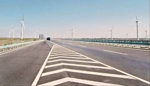 新絲路上的現代化風力發電風車，新疆（洪如江攝）